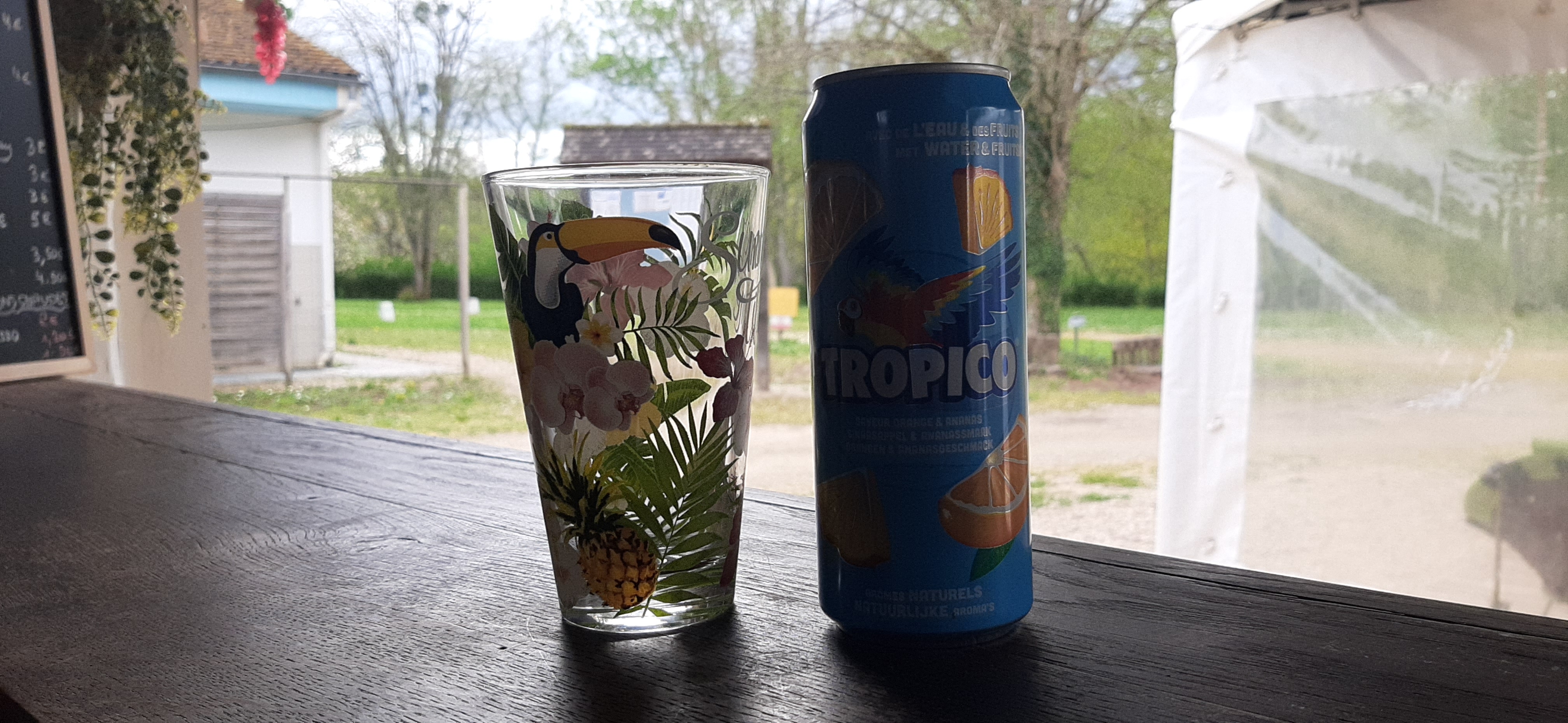 Photo d'une canette de Tropico et d'un verre